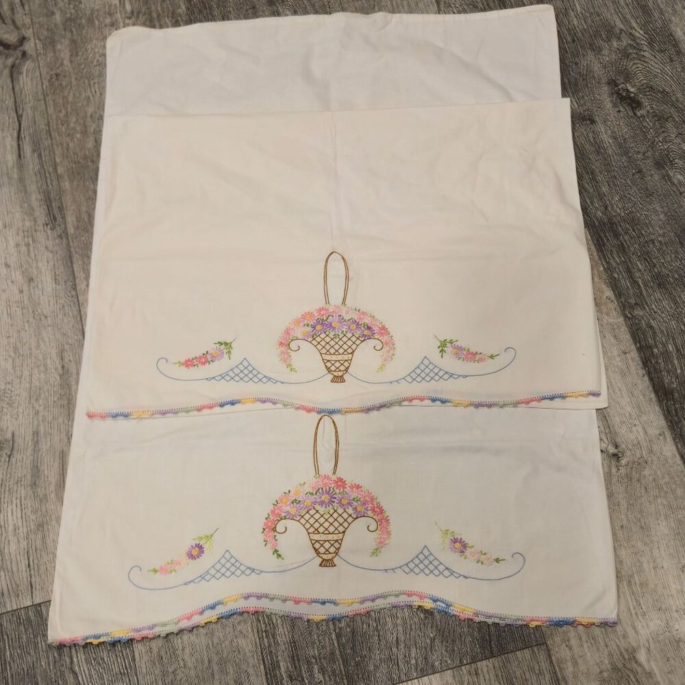Vintage Embroidered Floral Basket Pillowcases Crochet Edge Purple pink Daisies - Picture 3 of 16
